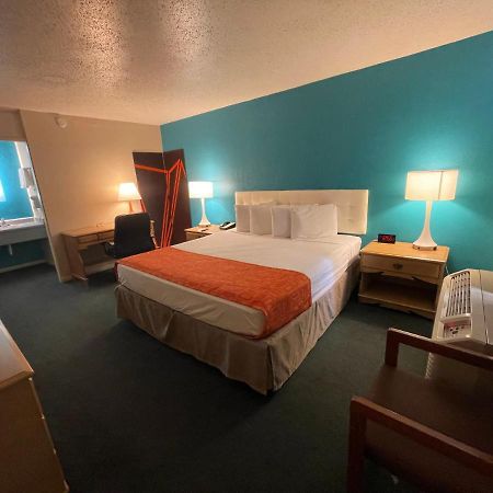 Howard Johnson By Wyndham Bakersfield Exterior foto