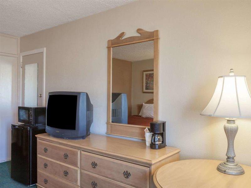 Howard Johnson By Wyndham Bakersfield Exterior foto