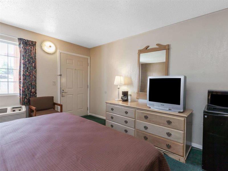 Howard Johnson By Wyndham Bakersfield Exterior foto