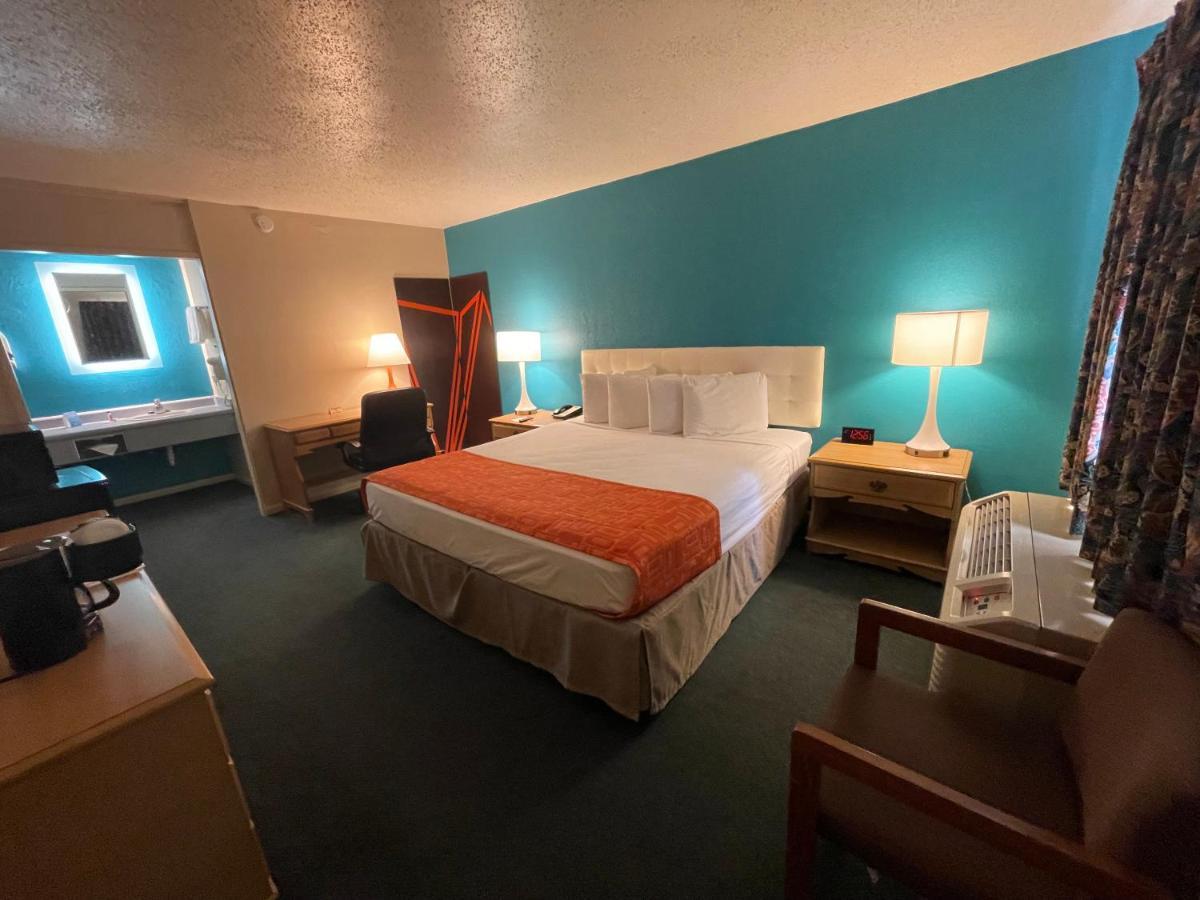 Howard Johnson By Wyndham Bakersfield Exterior foto