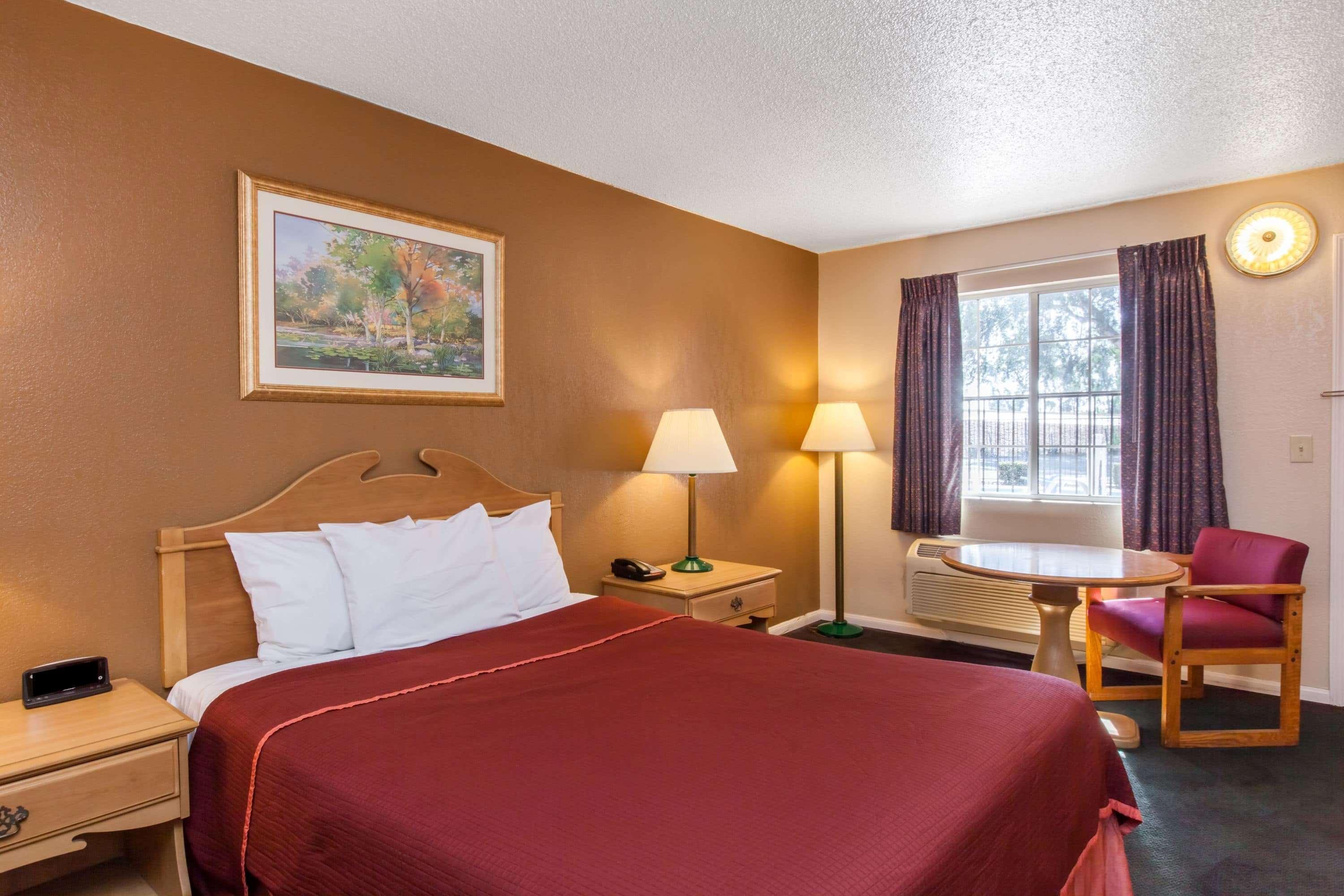 Howard Johnson By Wyndham Bakersfield Exterior foto